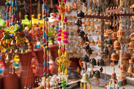 新德里印度街头市场的各种风花和其他挂着的装饰品图片