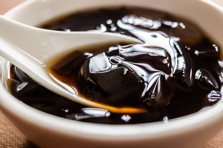 传统小吃碗中的凉茶黑凉茶图片