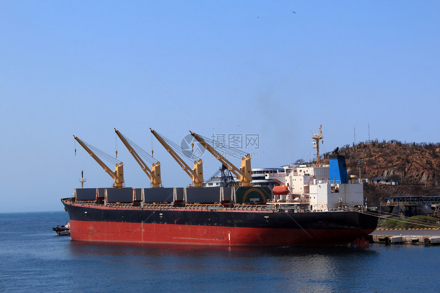 在港口装载期间的大型散货船图片
