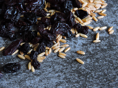 燕麦片配蜜饯和葡萄干的营养图片