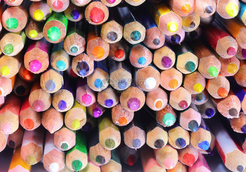 许多彩色铅笔上衣的背景图片