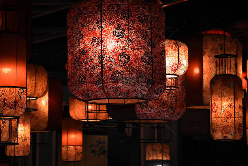 中秋节或月球蛋糕节期间的美丽的灯笼装饰图片