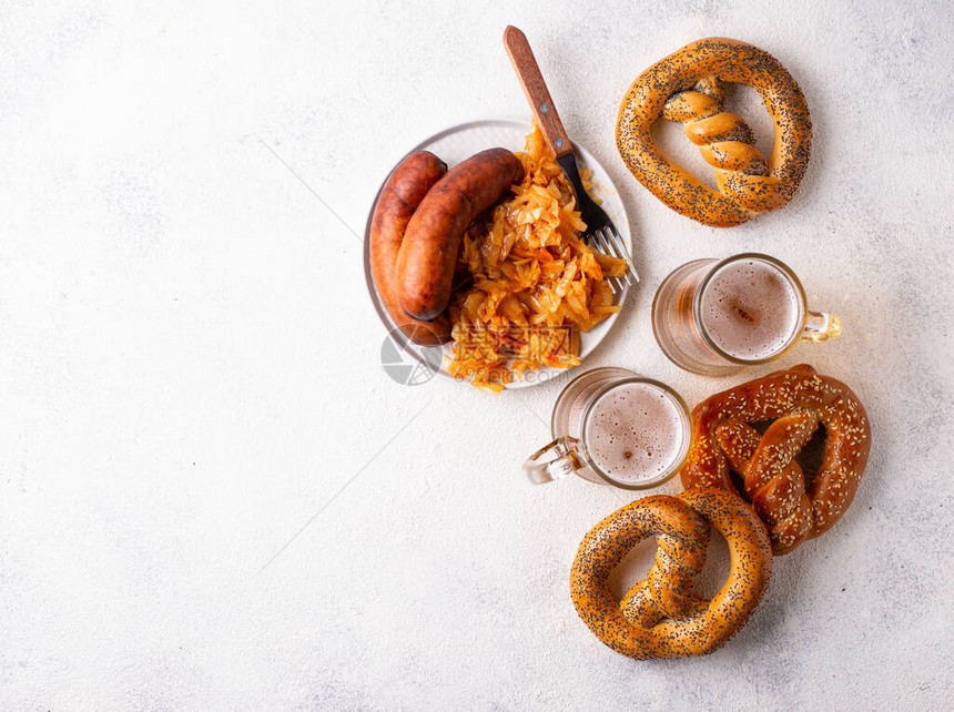 啤酒甜饼香肠和炖菜巴伐利亚奥图片
