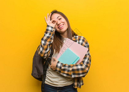 自信的年轻女学生在眼睛图片