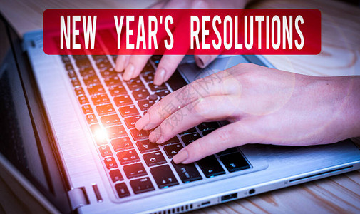 显示新年S决议的文本符号商务照片文本愿望清单完成或改进女笔记本电脑智能手机杯子办公用品技术设背景图片