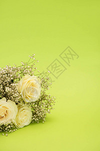 白色鲜花的鲜花束图片