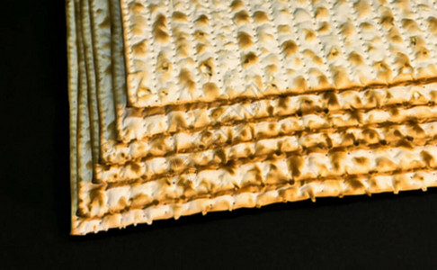 犹太人逾越节日替代面包的犹太Matzah面包皮革图片