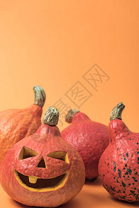 橙色背景上的怪异装饰万圣节南瓜图片