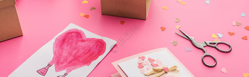 情人节纸屑剪刀包装纸礼品盒粉红色背景的贺图片