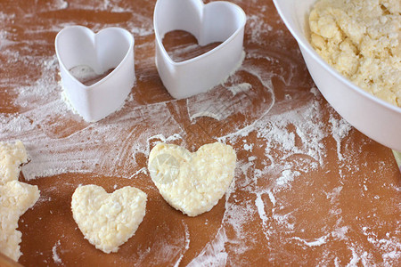 情人节的日常烹饪概念干酪小点心曲奇饼图片