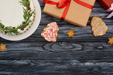 圣诞节派饼干和夜木桌上背景图片