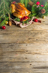 传统的圣诞节和感恩节烤全鸡配水果和迷迭香背景图片