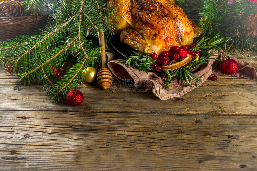 传统的圣诞节和感恩节烤全鸡配水果和迷迭香图片