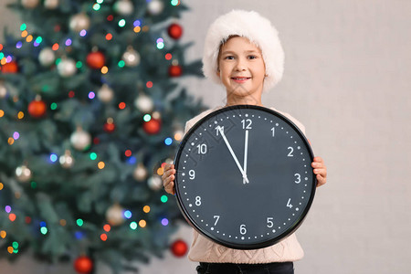 家里有钟表的小男孩圣诞图片