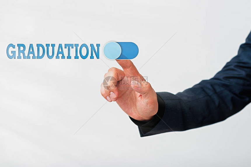 显示毕业的书写笔记授予或接受学位或文凭模型的商业概念用手指表示图片