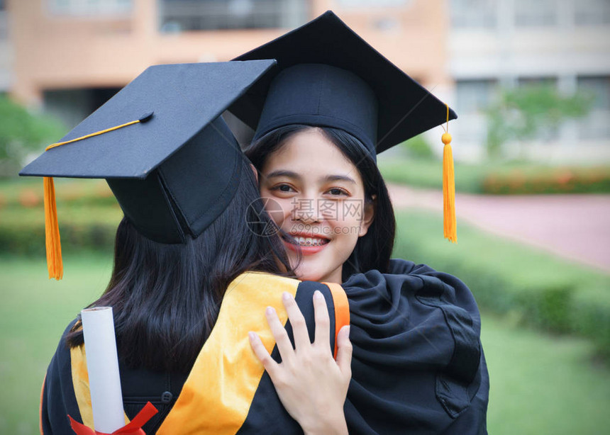 女大学毕业生在毕业典礼上获得学位证书后图片