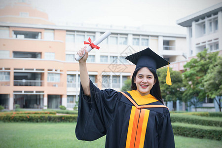 女大学毕业生在毕业典礼上获得学位证书后图片