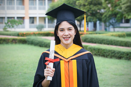 女大学毕业生在毕业典礼上获得学位证书后图片