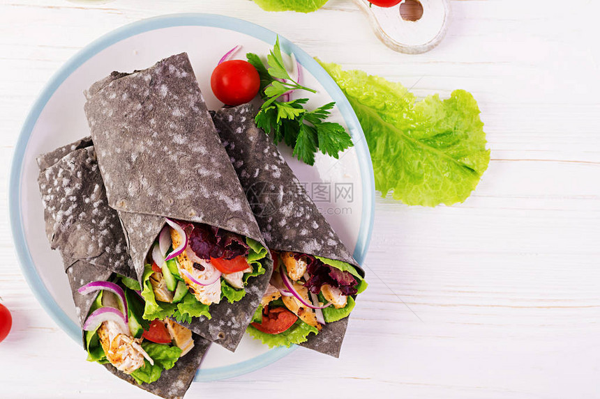 添加墨水熏鱼包装的托尔蒂拉与鸡肉和白底蔬菜鸡肉卷饼墨西哥食图片