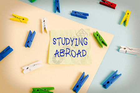 写笔记显示出国留学在国外学习的商业概念旅行彩色衣夹纸提醒与图片