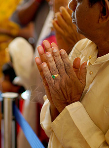 印度教徒在寺庙祈祷神灵时图片