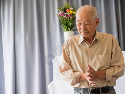一位年长的亚洲男子在家庭活图片