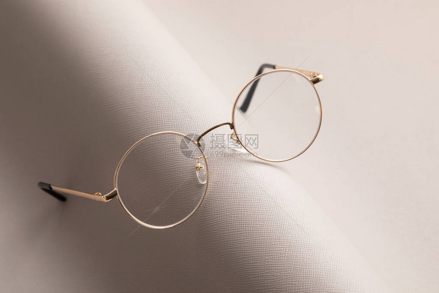 在灰色背景的时尚眼镜眼镜店眼镜选择眼科测试配镜师视力检查图片