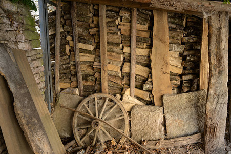 法国农村一个旧谷仓里的木柴店图片
