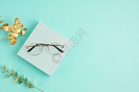 眼镜店眼镜选择眼科测试配镜师视力检查时尚配饰概念图片