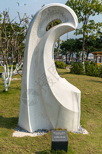 纪念公园当地艺术家NguyenLongBuu在绿色环境中关闭图片