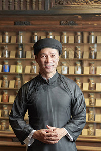 身着黑色传统服装在亚洲老药店工作的正阳成图片