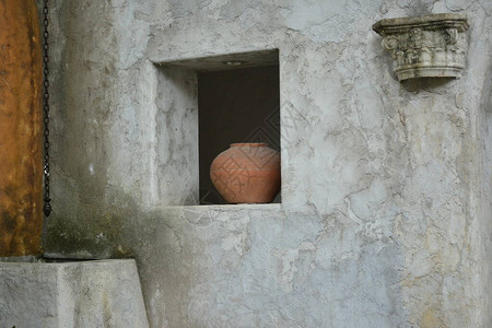 房子开窗外的棕色陶罐展示图片