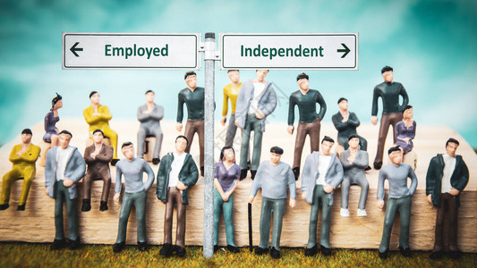 路牌是独立与就业的方向图片