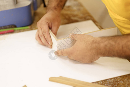 熟练木匠在车间制造家具木制家具的配件等工艺图片
