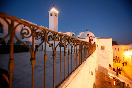 西迪布赛义德清真寺位于北非突尼斯北部突尼斯市附近的西迪布赛义德老城图片