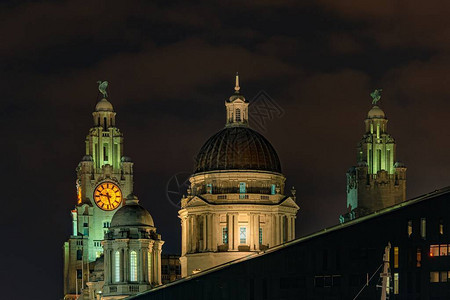 利物浦历史建筑结构在英国格兰市中心夜间与城市风景的闭幕式观背景图片