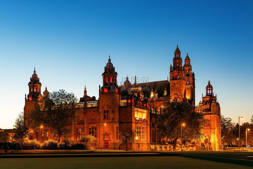 格拉斯哥大学校园与历史建筑在联合王国苏格兰夜间的景象图片