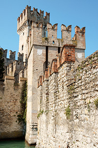 在意大利布雷西亚省加尔达湖的Sirmione壁炉城堡图片