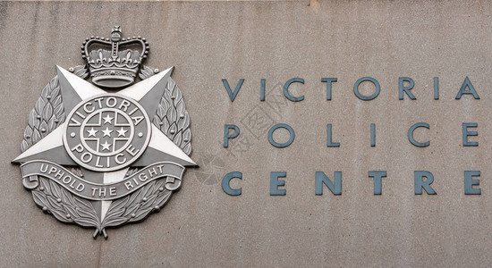 灰色符号维多利亚警察中心的名称和徽章图片