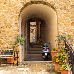 一辆摩托车停在中世纪小镇卡罗尼亚的一图片