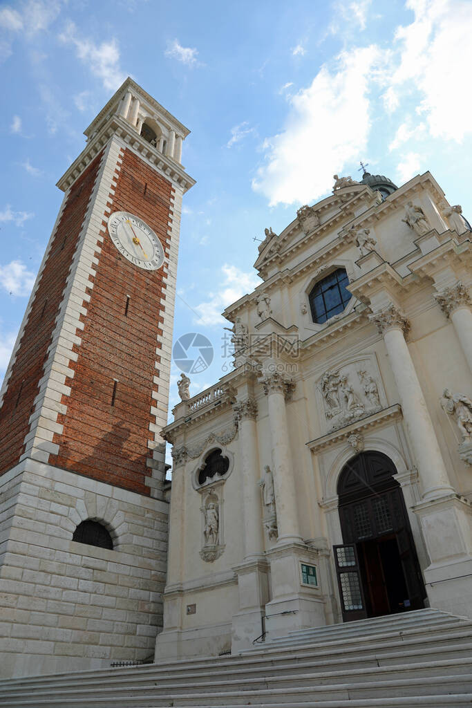 位于意大利维琴扎市的教堂高钟塔和外墙图片