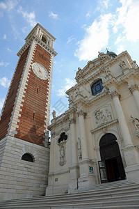 位于意大利维琴扎市的教堂高钟塔和外墙高清图片