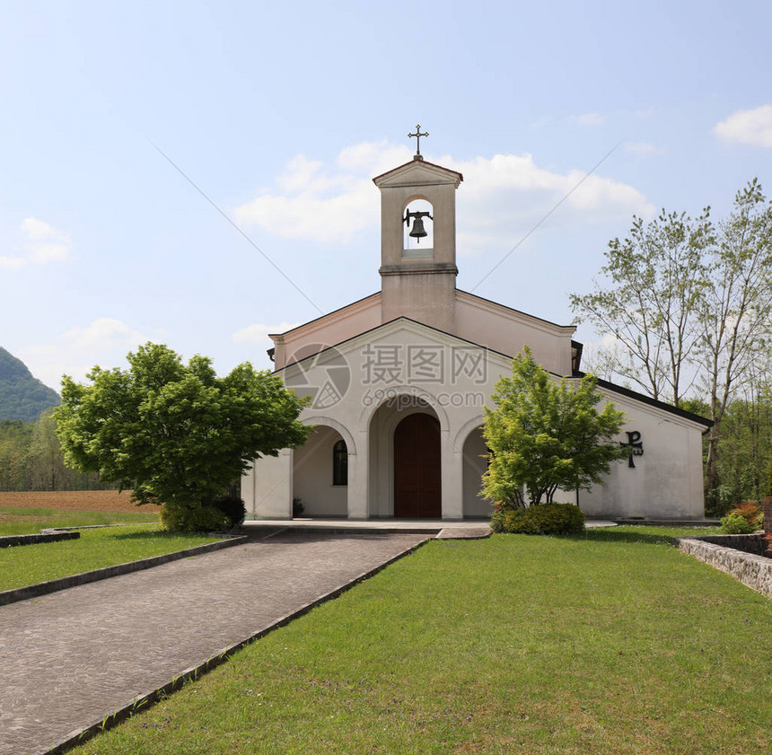 乌丁市附近的意大利北部奇马诺镇小白教堂图片