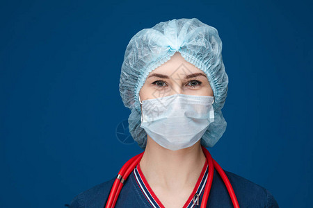 身戴面罩和帽子的笑容医生或护士的照片图片