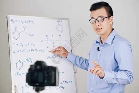 科学校老师在记录化学课时在办公室图片