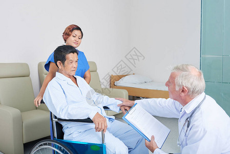 医生拜访疗养院的高级病人询问他的健图片