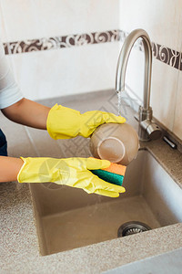 妇女用黄色手套洗碗用海图片
