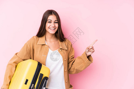 年轻的caucasian旅行家女人拿着手提箱孤立地微笑和站着一旁图片