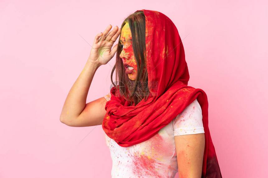 年轻印度女脸上沾满多彩的辣椒粉图片