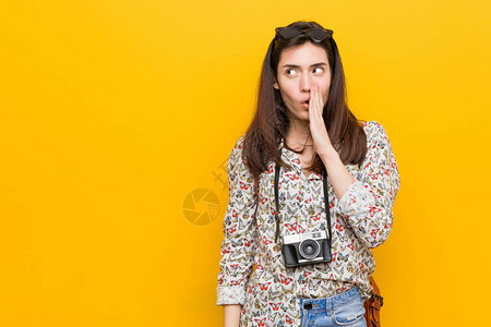 年轻的黑发旅行女青年正在说一个秘密的热辣新闻播报图片